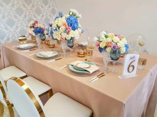 Blue- -Pink-Mock-Table